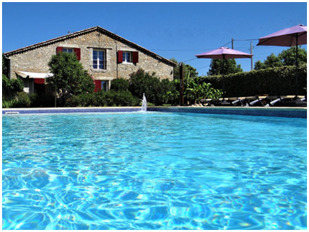La piscine des chambres d'hôtes dans le Gard